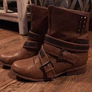 BKE Woman’s brown booties